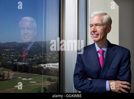 Le gouverneur de la Californie Gray Davis pose pour un portrait dans son bureau à Loeb & Loeb à Century City, Los Angeles le 17 mai 2016 Banque D'Images