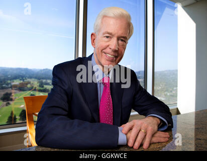 Le gouverneur de la Californie Gray Davis pose pour un portrait dans son bureau à Loeb & Loeb à Century City, Los Angeles le 17 mai 2016 Banque D'Images