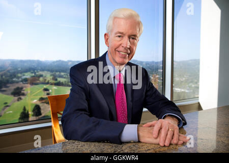 Le gouverneur de la Californie Gray Davis pose pour un portrait dans son bureau à Loeb & Loeb à Century City, Los Angeles le 17 mai 2016 Banque D'Images