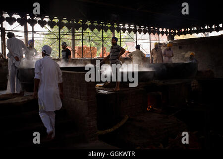 Les bénévoles préparent les aliments pour les fidèles et les pèlerins dans la cuisine de l'ensemble du Temple d'or à Amritsar. © Jordi Boixareu Banque D'Images