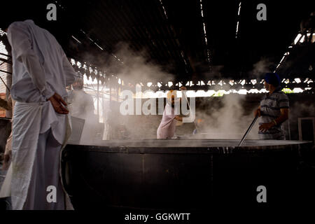 Les bénévoles préparent les aliments pour les fidèles et les pèlerins dans la cuisine de l'ensemble du Temple d'or à Amritsar. © Jordi Boixareu Banque D'Images