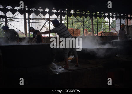 Les bénévoles préparent les aliments pour les fidèles et les pèlerins dans la cuisine de l'ensemble du Temple d'or à Amritsar. © Jordi Boixareu Banque D'Images