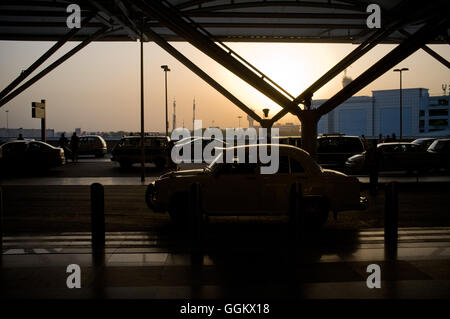 L'image de fichier - Gaz 66 taxi à New Delhi l'Aéroport International Indira Gandhi (Inde) © Jordi Boixareu Banque D'Images