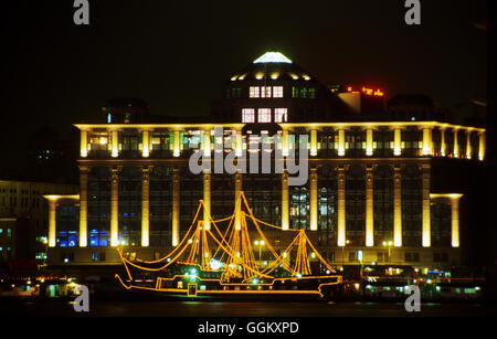 Vue de nuit sur un bâtiment de l'époque coloniale sur le célèbre Bund à Shanghai, Chine. Banque D'Images