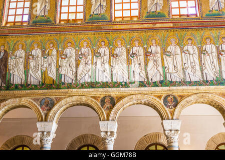 Mosaïque sur le mur du côté droit de la nef de la Basilique de Sant Apollinare Nuovo à Ravenne, Émilie-Romagne. L'Italie. Banque D'Images