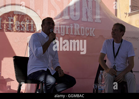 L'AGROALIMENTAIRE Collisioni Rock Festival 2016 : le showman italien Carlo Conti a la parole au cours d'un entretien à l'étape de Barolo Collisioni Banque D'Images