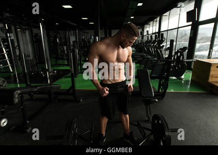 Portrait d'un jeune homme en bonne condition physique à rendre la plupart posent musculaire - Remise en forme musculaire Bodybuilder Athletic Model Posing Après Exer Banque D'Images