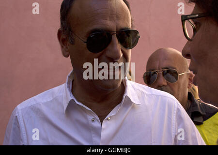 L'AGROALIMENTAIRE Collisioni Rock Festival 2016 : le showman italien Carlo Conti est de signer des autographes et faire des photos avec des partisans Banque D'Images