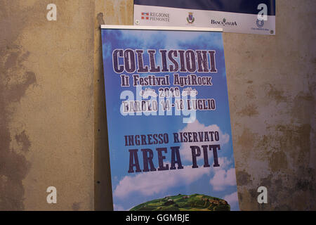 L'AGROALIMENTAIRE Collisioni Rock Festival 2016 : le showman italien Carlo Conti est de signer des autographes et faire des photos avec des partisans Banque D'Images