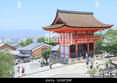 Temple Kiyomizu Dera porte avant et vue sur la ville de Kyoto à Kyoto au Japon. Banque D'Images
