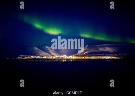 Aurore boréale au cours de Longyearbyen, au Spitzberg, Svalbard, Norvège Banque D'Images