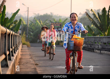 Randonnée à vélo, les habitants dans un Binh dans le delta du Mekong, Vietnam, Asie Banque D'Images