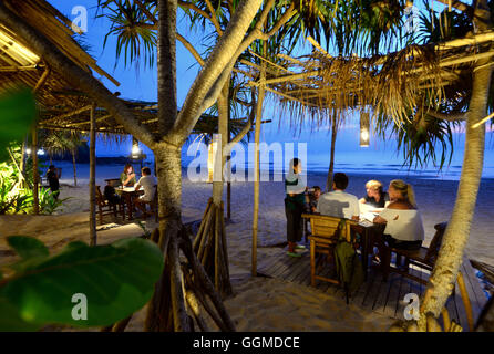 Restaurant : Pareil Pareil mais différent sur Kantiang beach, Ko Lanta, La Mer d'Andaman, en Thaïlande, en Asie Banque D'Images