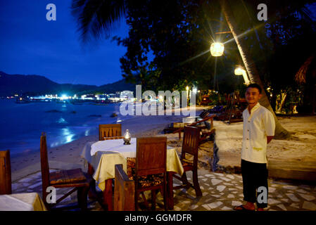 Restaurant sur la plage de Ban Mae Hat, côte ouest, île de Tao, le Golf de Thaïlande, Thaïlande Banque D'Images