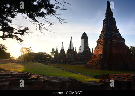 Au Wat Chai Wattanaram tempel bouddhiste, dans l'ancienne cité d'Ayutthaya, Thaïlande Banque D'Images