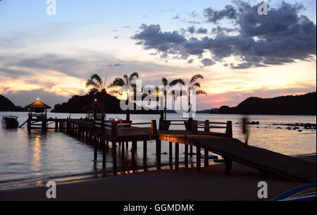 Pier at sunset, Krathueng beach, île de Mak, le Golf de Thaïlande, Thaïlande Banque D'Images
