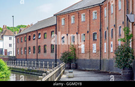 La rivière Wey par les arts (Maltings salle) à Farnham, Surrey. Banque D'Images