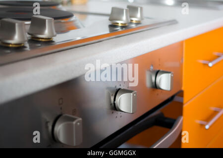 Close-up of four électrique moderne cuisine en orange. Banque D'Images