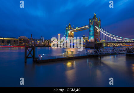 Tower Bridge à partir de St Katherine Dock, London, Royaume-Uni Banque D'Images