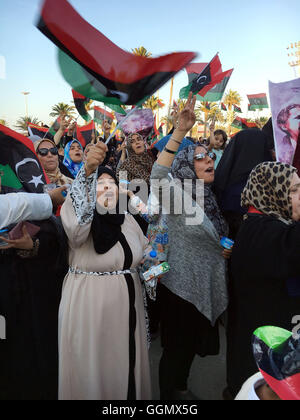 Tripoli (Libye). 5 Août, 2016. Libyens crier des slogans, lors d'une manifestation pour protester contre l'intervention militaire française en Libye et le général Khalifa Haftar, qui est aligné avec les autorités, à base de Tobrouk à la Place des Martyrs à Tripoli, capitale de la Libye, le 5 août 2016. © Hamza Turkia/Xinhua/Alamy Live News Banque D'Images