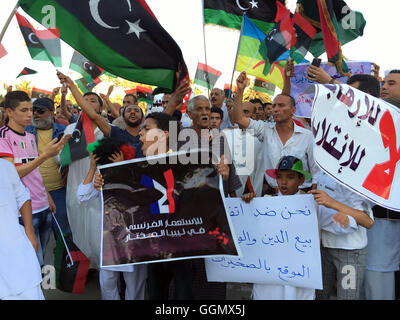 Tripoli (Libye). 5 Août, 2016. Libyens tiennent des pancartes lors d'une manifestation pour protester contre l'intervention militaire française en Libye et le général Khalifa Haftar, qui est aligné avec les autorités, à base de Tobrouk à la Place des Martyrs à Tripoli, capitale de la Libye, le 5 août 2016. © Hamza Turkia/Xinhua/Alamy Live News Banque D'Images