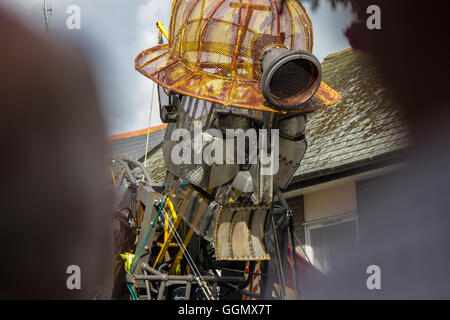 Penzance, Cornwall, UK. 5 août 2016, l'homme le moteur. La plus grande marionnette mécanique à être construit en Grande-Bretagne Banque D'Images