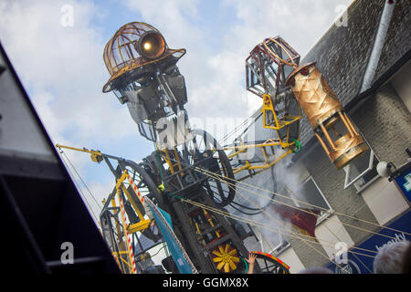 Penzance, Cornwall, UK. 5 août 2016, l'homme le moteur. La plus grande marionnette mécanique à être construit en Grande-Bretagne Banque D'Images