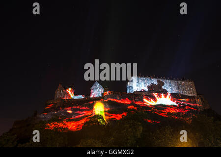 Edinburgh, Ecosse, Royaume-Uni. Le 05 août, 2016. Edinburgh, Ecosse, Royaume-Uni. Le 05 août, 2016. Le Château d'Edinburgh, Édimbourg. Appuyez sur Aperçu pour l'événement d'ouverture Standard Life : temps profond le dimanche 7 août pour lancer le Festival International d'Édimbourg. 350 millions d'années en 18 minutes à l'aide de 42 projecteurs et 840 000 lumens de crédit : TOM DUFFIN/Alamy Live News Banque D'Images