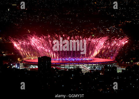 Rio de Janeiro, Brésil. 5 Août, 2016. Au cours de l'explosion d'artifice Stade Maracanã lors de la cérémonie d'ouverture des Jeux Olympiques de Rio 2016 à Rio de Janeiro, Brésil, 5 août 2016.  ?Xinhua/Yan Yan ?(xr) Banque D'Images