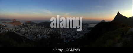 Rio de Janeiro, Brésil. Le 05 août, 2016. Photo prise le 5 août 2016, montre une vue sur les terres au coucher du soleil à Rio de Janeiro, Brésil. Credit : Han Yuqing/Xinhua/Alamy Live News Banque D'Images