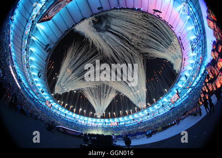 Rio de Janeiro, Brésil. 5 Août, 2016. Au cours de l'explosion d'artifice Stade Maracanã lors de la cérémonie d'ouverture des Jeux Olympiques de Rio 2016 à Rio de Janeiro, Brésil, 5 août 2016.  ?Xinhua/Li Ming ?(xr) Banque D'Images