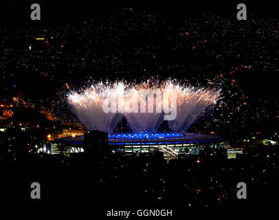 Rio de Janeiro, Brésil. 5 Août, 2016. Au cours de l'explosion d'artifice Stade Maracanã lors de la cérémonie d'ouverture des Jeux Olympiques de Rio 2016 à Rio de Janeiro, Brésil, 5 août 2016. Han ?Xinhua/Yuging ?(xr) Banque D'Images