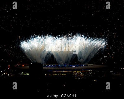 Rio de Janeiro, Brésil. 5 Août, 2016. Au cours de l'explosion d'artifice Stade Maracanã lors de la cérémonie d'ouverture des Jeux Olympiques de Rio 2016 à Rio de Janeiro, Brésil, 5 août 2016. Han ?Xinhua/Yuging ?(xr) Banque D'Images