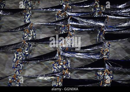 Rio de Janeiro, Brésil. Le 05 août, 2016. Silerpeople et feuilles au début de l'émission. La cérémonie d'ouverture de la 31e Olympiade. Rio 2016. Stade Maracanã. Rio de Janeiro. Le Brésil. 05/08/2016. Credit : Sport en images/Alamy Live News Banque D'Images