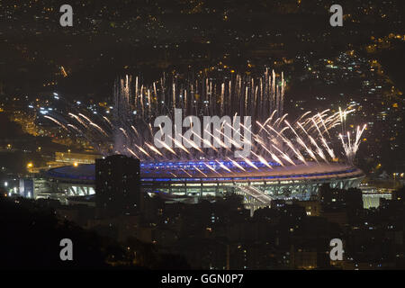 Rio de Janeiro, Brésil. 5 Août, 2016. Au cours de l'explosion d'artifice Stade Maracanã lors de la cérémonie d'ouverture des Jeux Olympiques de Rio 2016 à Rio de Janeiro, Brésil, 5 août 2016.  ?Xinhua/Xu Zijian ?(xr) Banque D'Images
