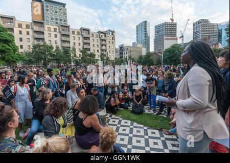 Londres, Royaume-Uni. 5 Août, 2016. Après le discours à l'affaire Black vit en rallye Altab Ali Park dans l'Est de Londres pour commémorer les nombreuses victimes de la violence d'État britannique, y compris Sarah Duggan, Reed, Mohammed Mzee, Jermaine Baker, Sean Rigg, Leon Patterson Kingsley Burrell et plus de 1500 autres, noir de façon disproportionnée, depuis 1990, les gens divisés en groupes dans le parc pour discuter de l'organisation. Crédit : Peter Marshall/Alamy Live News Banque D'Images