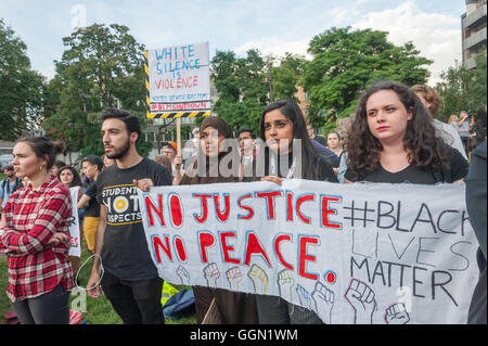 Londres, Royaume-Uni. 5 août 2016. Cinq ans et un jour après la mort de Mark Duggan, une grande foule se réunit à Altab Ali Park dans l'Est de Londres pour commémorer les nombreuses victimes de la violence d'État britannique, y compris Sarah Duggan, Reed, Mohammed Mzee, Jermaine Baker, Sean Rigg, Leon Patterson Kingsley Burrell et plus de 1500 autres, noir de façon disproportionnée, depuis 1990. L'événement, appelé par BLMUK, un mouvement communautaire non affiliés à aucun parti politique, a appelé à la justice et la fin de sexisme, classisme ethnicisée et l'homophobie et d'une nouvelle politique fondée sur la défense et la résilience communautaire. Banque D'Images