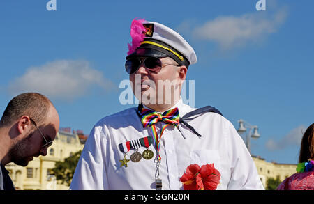 Brighton Sussex UK 6 août 2016 - Des milliers de personnes prennent part à la Brighton and Hove Pride Parade à partir de Hove Pelouses et finir à Preston Park . Les trois jours de Brighton et Hove Pride Festival est le plus grand dans le Royaume-uni © Simon Dack/Alamy Live News Crédit : Simon Dack/Alamy Live News Banque D'Images