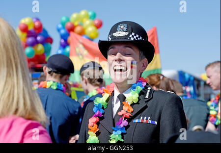 Brighton Sussex UK 6 août 2016 - Sussex Rejoignez des milliers de police participant à la Brighton and Hove Pride Parade à partir de Hove Pelouses et finir à Preston Park . Les trois jours de Brighton et Hove Pride Festival est le plus grand dans le Royaume-uni © Simon Dack/Alamy Live News Crédit : Simon Dack/Alamy Live News Banque D'Images