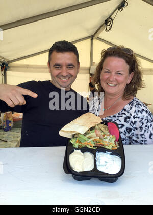 Skanderborg au Danemark. Le 05 août, 2016. Haval Zahabi ont fait état des réfugiés syriens et Lene Kjeldsen du Danish refugee aid stand à un stand de nourriture et de montrer le plat de riz Syrien 'Kabsa" au "mukfest» music festival à Skanderborg, Danemark, 05 août 2016. Photo : JULIA WAESCHENBACH/dpa/Alamy Live News Banque D'Images