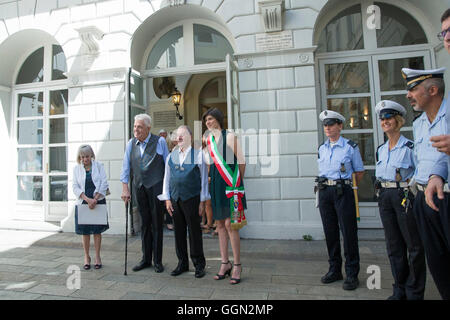 TURIN, ITALIE - 6 août 2016 : Le maire Chiara Appendino recevra la première déclaration de constitution de l'union civile à Turin. La première 'civilement united' Franco et Gianni, respectivement 82 et 79 ans dans une relation qui a duré plus de 50 ans 6 août 2016 à Turin, Italie : Noir Crédit Mail Press/Alamy Live News Banque D'Images