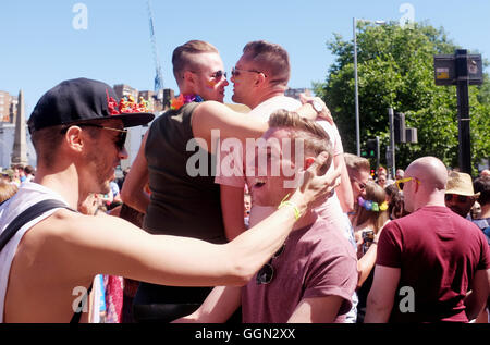 Brighton Sussex UK 6 août 2016 - Des milliers de personnes prennent part à la communauté de Brighton et Hove Pride Parade à partir de Hove Pelouses et finir à Preston Park . Les trois jours de Brighton et Hove Pride Festival est le plus important au Royaume-Uni Crédit : Simon Dack/Alamy Live News Banque D'Images