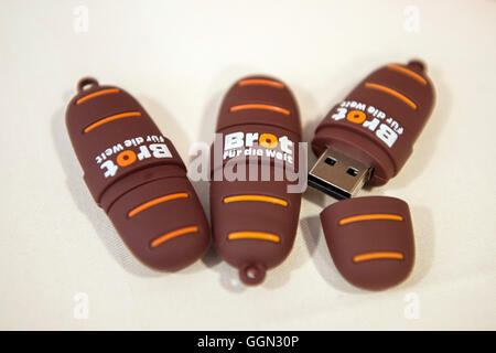 Clés USB avec le logo de l'organisation évangélique "Brot für die Welt" peut être vu à un bilan conférence de presse à Berlin, Allemagne, 04 août 2016. L'organisation présente son rapport annuel 2015. Photo : Wolfram Kastl/dpa Banque D'Images