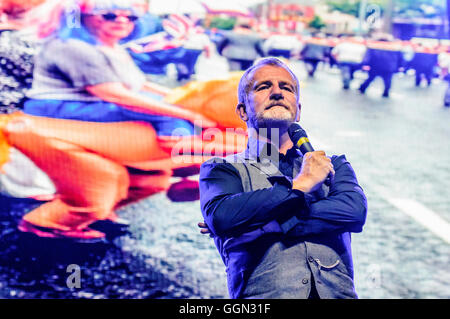 Belfast, Irlande du Nord. 05 août 2016 - Belfast comédien Jake O'Kane effectue lors de l'assemblée annuelle d'une soirée de comédie Phobail Feile. Crédit : Stephen Barnes/Alamy Live News Banque D'Images