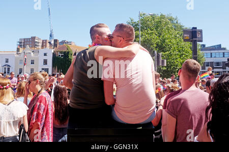 Brighton Sussex UK 6 août 2016 - Des milliers de personnes prennent part à la communauté de Brighton et Hove Pride Parade à partir de Hove Pelouses et finir à Preston Park . Les trois jours de Brighton et Hove Pride Festival est le plus important au Royaume-Uni Crédit : Simon Dack/Alamy Live News Banque D'Images