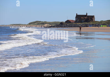 Brancaster, Norfolk, Angleterre, Royaume-Uni. 6 août 2016. Météo britannique. Les gens profiter du soleil sur la côte de Norfolk. Crédit : Stuart Aylmer/Alamy Live News Banque D'Images