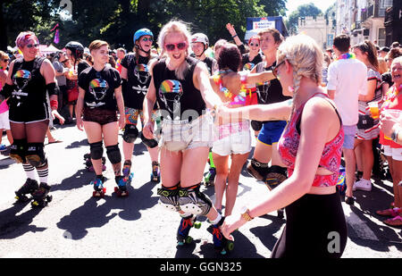 Brighton Sussex UK 6 août 2016 - Des milliers de personnes prennent part à la communauté de Brighton et Hove Pride Parade à partir de Hove Pelouses et finir à Preston Park . Les trois jours de Brighton et Hove Pride Festival est le plus important au Royaume-Uni Crédit : Simon Dack/Alamy Live News Banque D'Images