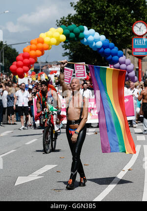 Hambourg, Allemagne. Le 06 août, 2016. Les participants prennent part à la Christopher Street Day Parade à Hambourg, Allemagne, 06 août 2016. Photo : MARKUS SCHOLZ/dpa/Alamy Live News Banque D'Images