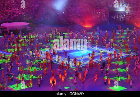 Rio de Janeiro, Brésil. 5 Août, 2016. Les danseurs. La cérémonie d'ouverture de la 31e Olympiade. Rio 2016. Stade Maracanã. Rio de Janeiro. Le Brésil. Credit : Sport en images/Alamy Live News Banque D'Images