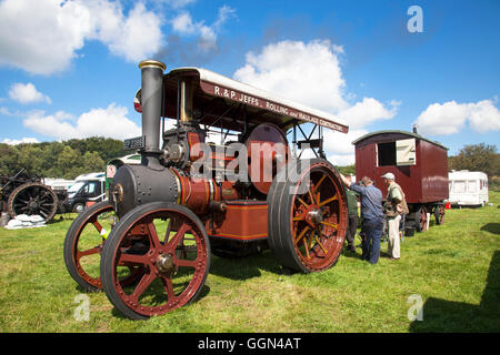 Brackenfield, Derbyshire, Royaume-Uni. 6 août 2016. Un moteur de traction à vapeur à la 46e Rallye de la vapeur de Cromford, foules apprécié chaud soleil au rassemblement annuel qui a lieu pour la première fois à Cromford, Derbyshire en août 1970. Un événement populaire pour les amateurs de moteurs de traction à vapeur, vintage des camions, tracteurs et véhicules à moteur. Credit : Mark Richardson/Alamy Live News Banque D'Images